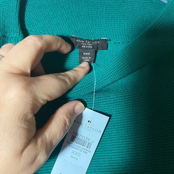 Ann Taylor Teal Women's Turtleneck Sweater - Picture 4 of 5